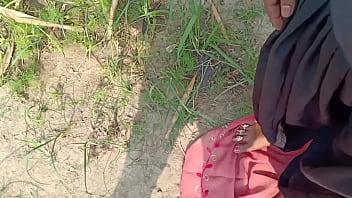 गांव वाली गर्लफ्रेंड की चूची दबा दबा कर चूत का पानी निकाल दिया free video