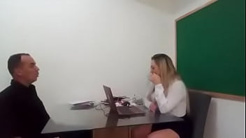 Professor Substituto De História Visitando A Sala Da Diretora free video